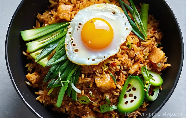 발효 식품의 맛을 높이기 위한 조리법 - **Prompt:** A close-up, top-down shot of a beautifully presented bowl of Kimchi Fried Rice. The rice...